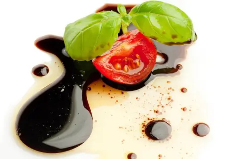 Sos z octu balsamicznego, pomidor i bazylia – idealne połączenie do sałatek i dań głównych. Ocet balsamiczny do czego? Do podkreślenia smaku!