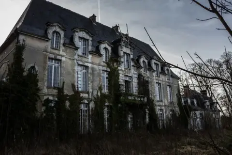 Un grand château envahi par la végétation, un lieu abandonné en Vendée, où le temps semble s'être arrêté.