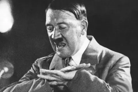 Adolf Hitler spricht leidenschaftlich. Wann ist Hitler geboren? Er wurde am 20. April 1889 geboren.