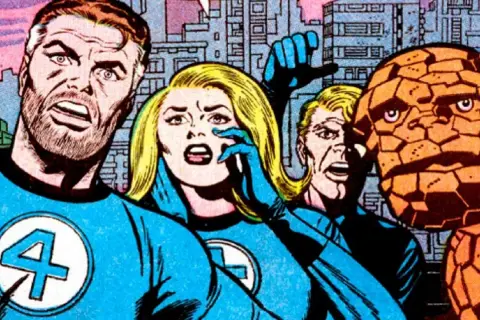 Los 4 Fantásticos, con expresiones de sorpresa, se preparan para la acción. Reed Richards, Sue Storm, la Antorcha Humana y La Mole, unidos en su misión.