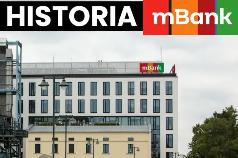 Historia mBanku, banku z kolorowym logo, widoczna na fasadzie budynku.