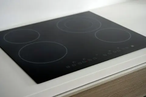 Jak działa kuchenka indukcyjna i dlaczego warto ją mieć w domu