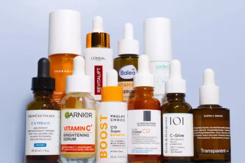 Eine Auswahl an Seren, darunter ein Vitamin C Serum mit 15 Prozent, für strahlende Haut.