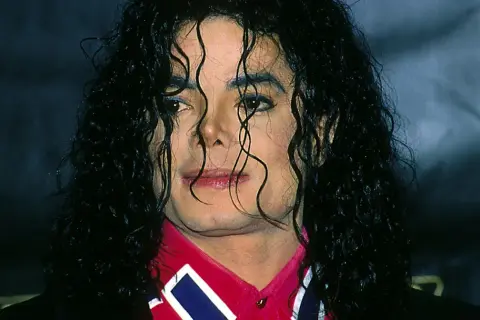 Michael Jackson, w którym roku zmarł Michael Jackson? Król Popu z charakterystyczną fryzurą i makijażem.