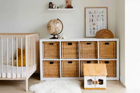 Schöne kinderzimmer ordnung ideen: ein Gitterbett, ein Regal mit Weidenkörben, Spielzeug und ein Globus.