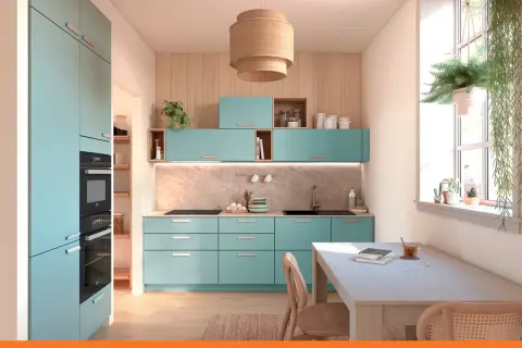 Cuisine bleu pastel et bois, avec des armoires modernes, un plan de travail en marbre, une table en bois et une fenêtre lumineuse.