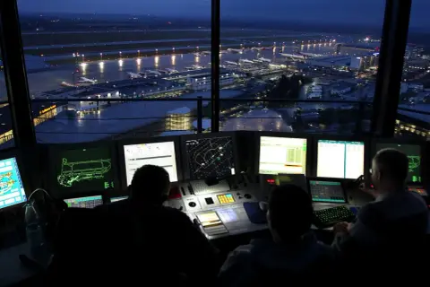 Fluglotsen im Tower überwachen den Flugverkehr bei Nacht. Die Ausbildung zum Fluglotsen ist anspruchsvoll, aber das Gehalt attraktiv.