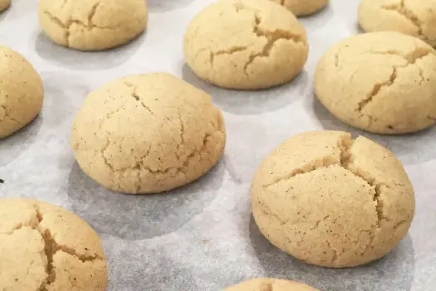 Nybakade småkakor med sprickor på ytan, kanske bakade med hjorthornssalt för extra fluffighet.