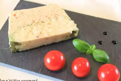 Tranche de terrine de poisson, garnie de tomates cerises, de basilic et de quelques gouttes de sauce. Un délice pour les yeux et les papilles.