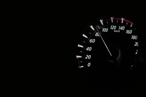 Przekroczenie prędkości o 30 km/h to 10 punktów karnych. Prędkościomierz wskazuje 110 km/h.