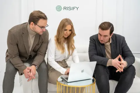 Zespół Risify, szukając dobrego psychoterapeuty online, analizuje dane na laptopie.