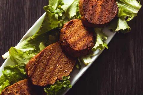 Seitan casero, una opción deliciosa y versátil. Descubre cómo hacer seitan con esta presentación apetitosa.