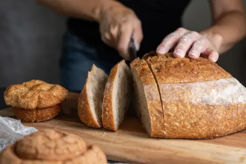 Ile piec chleb w piekarniku? Twój klucz do perfekcyjnego wypieku!