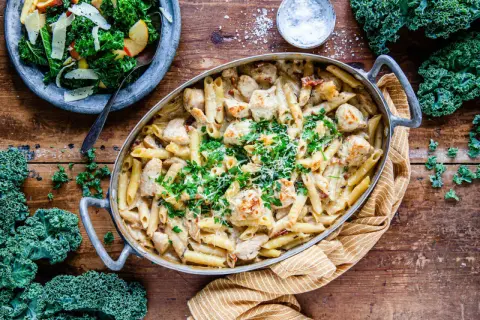 Krämig kycklingpasta med parmesan och färska örter. En rätt så god att man vill säga "marry me kyckling"! Serveras med en frisk grönkålssallad.