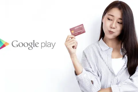 Kobieta z kartą kredytową obok logo Google Play. Dowiedz się, jak usunąć kartę z Google Play.