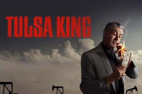 Sylvester Stallone als Tulsa King zündet eine Bordkarte an. Der Titel "Tulsa King stream" prangt über einer Ölförderlandschaft.