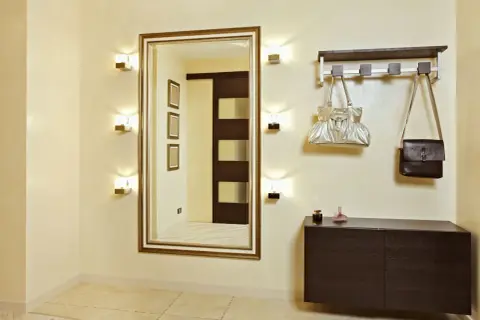 Lustro naprzeciwko drzwi: pech w feng shui? Jak to naprawić?