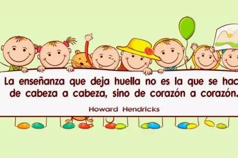 Niños sonrientes sostienen un cartel con frases para alumnos de primaria: "La enseñanza que deja huella no es la que se hace de cabeza a cabeza, sino de corazón a corazón.