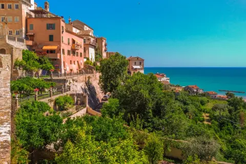 Case colorate a picco sul mare, giardini lussureggianti e scorci mozzafiato: ecco cosa vedere a Grottammare, un gioiello marchigiano.