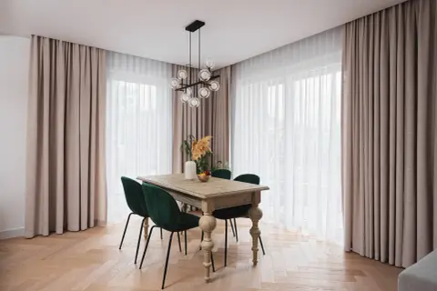 Eleganckie zasłony i firany z subtelnym marszczeniem tworzą przytulną atmosferę. Różne rodzaje marszczenia firan dodają wnętrzu charakteru.