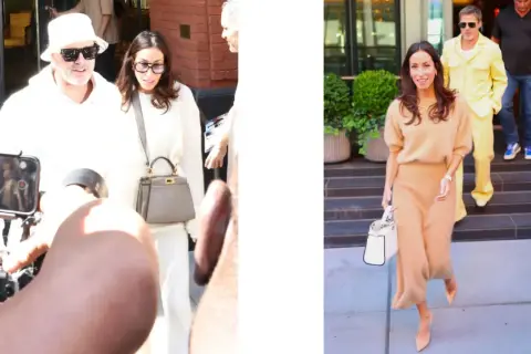Inés de Ramón, con un conjunto beige, camina sonriente mientras Brad Pitt, con un llamativo traje amarillo, desciende escaleras.