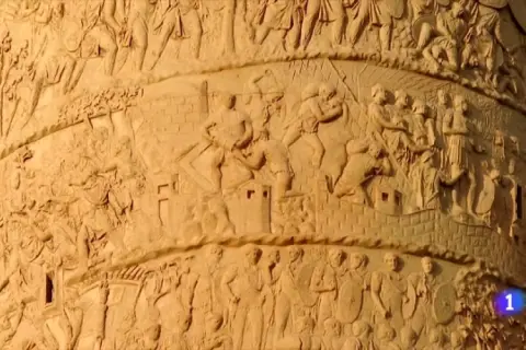 Detalle de **la columna de Trajano**, con relieves que narran escenas de batallas y la vida militar romana.