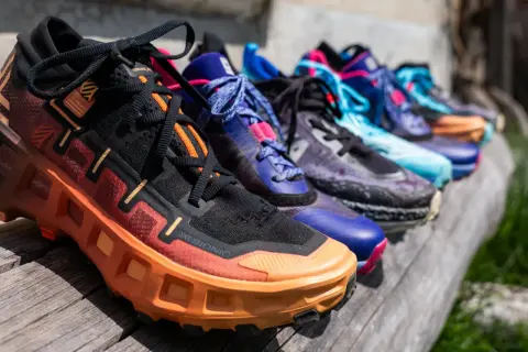 Une rangée de chaussures de trail hiver colorées, prêtes pour l'aventure.