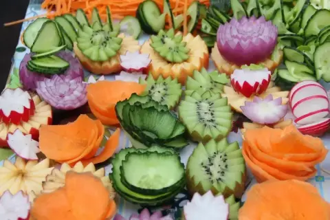 Piękne, proste dekoracje z warzyw: kwiaty z rzodkiewki, kiwi, cebuli, marchewki i ogórka.