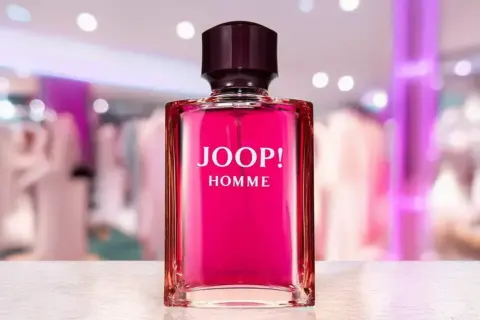 Szklana butelka z różowym płynem i napisem JOOP! HOMME. Ten zapach 125ml to idealny wybór dla każdego mężczyzny.