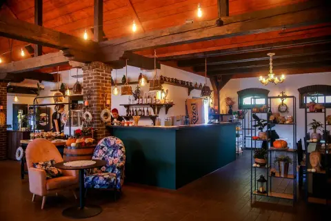 Przytulne, klimatyczne restauracje Bydgoszcz. Wnętrze z barem, wygodnymi fotelami i jesiennymi dekoracjami.