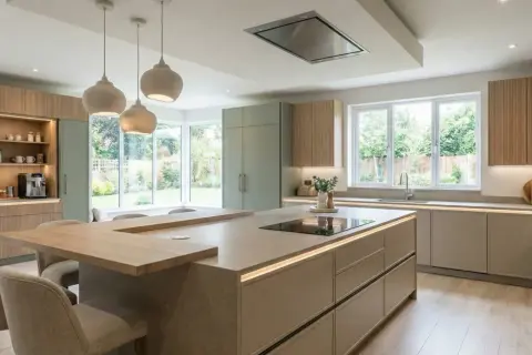 Cocina moderna y luminosa, ideal para reformar una cocina con estilo. Isla central con encimera de cuarzo y detalles de madera.