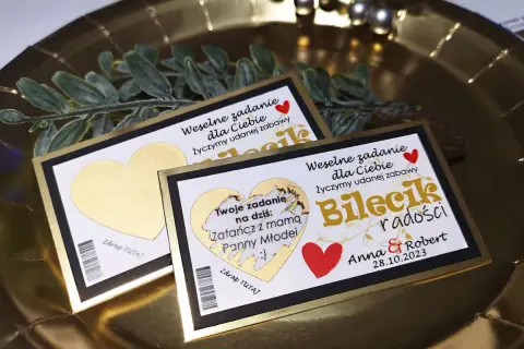 Złote zdrapki na wesele "Bilecik radości" z zadaniami dla gości. Idealny sposób, jak dać zdrapki na wesele, by zapewnić mnóstwo śmiechu i zabawy!