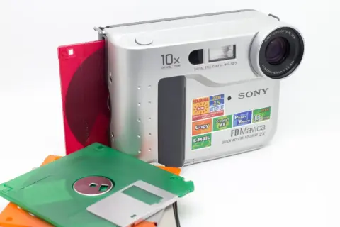 Kiedy wymyślono aparat, takie jak ten Sony FD Mavica, zdjęcia zapisywano na dyskietkach.