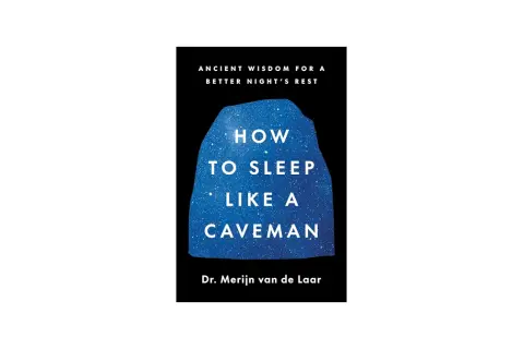 Boekomslag "How to Sleep Like a Caveman" door Dr. Merijn van de Laar, met een blauwe, sterrenachtige vorm en tekst over slaap.