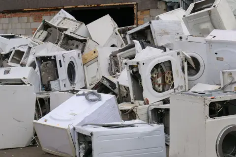 Góra złomu ze starymi pralkami. Zastanawiasz się, co zrobic ze starą pralką? Tutaj widać odpowiedź - recykling.