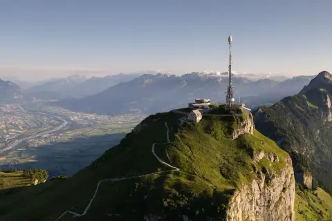 Der Weg zur Spitze des Hohen Kastens, ein lohnendes Ziel für jede **hoher kasten wanderung**, führt vorbei an einem Funkmast und bietet atemberaubende Ausblicke auf das Rheintal.