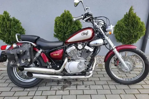 Yamaha Virago 125 dane techniczne: czerwony motocykl z sakwami, chromowanymi elementami i dwucylindrowym silnikiem V.