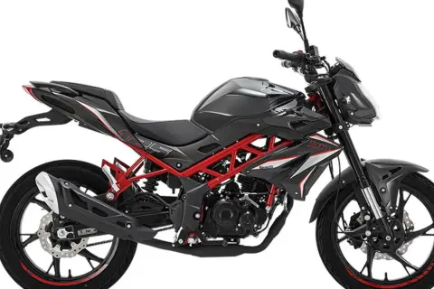 Motocicleta Benelli BN 125 negra con detalles rojos. Opiniones sobre su diseño deportivo y ágil.