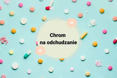Kolorowe tabletki i kapsułki rozsypane na jasnoniebieskim tle. W centrum okrąg z napisem "Chrom na odchudzanie".