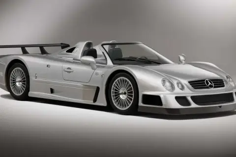 Un Mercedes CLK GTR plateado, un coche de ensueño. Su precio es elevado, pero su diseño es icónico.