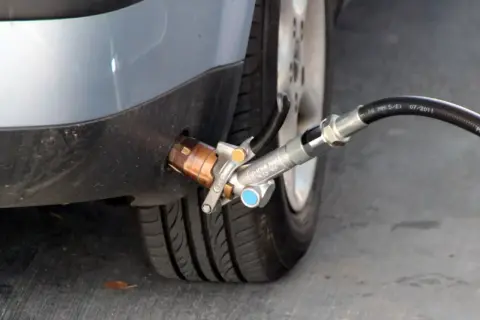 Poczuj gaz? Jak zakręcić zawór LPG w aucie krok po kroku