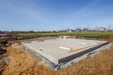Fundament domu z betonu, gotowy do dalszych prac. Zastanawiasz się, ile kosztuje kubik betonu na taką budowę?