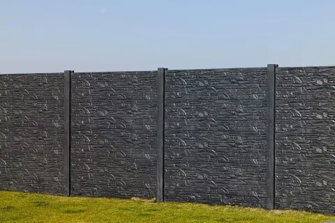 Nowy, kamienny płot na granicy działki. Czy można postawić płot w granicy bez zgody sąsiada?