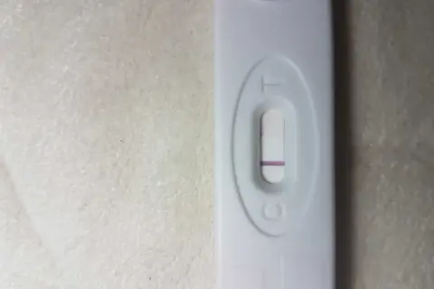 Test ciążowy z jedną kreską. Spóźnia mi się okres 2 tygodnie, a nie jestem w ciąży.