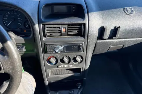 Instrumentpanel i Opel Vectra. Vanliga fel kan inkludera problem med instrumentbelysning eller klimatanläggning.