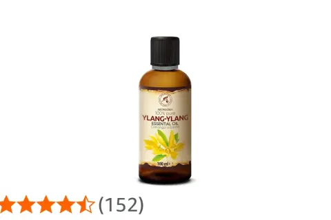 Flasche Ylang-Ylang ätherisches Öl. Die positive ylang ylang wirkung psyche kann durch den Duft gefördert werden.