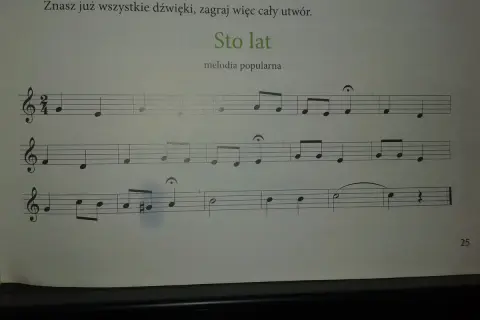 Zapis nutowy melodii "Sto lat" do zagrania na keyboardzie.