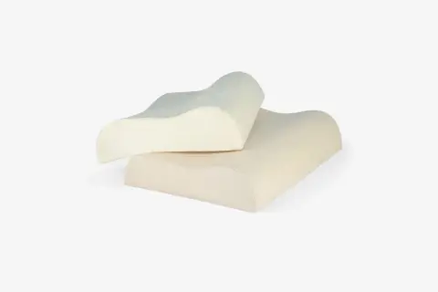 Two ergonomic pillows designed for neck pain relief. These almohadas para dolor de cuello offer contoured support for a comfortable sleep.