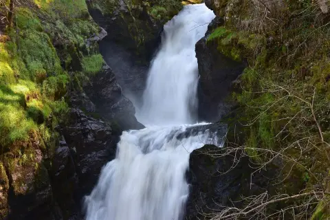 La piscia di l'onda, une cascade puissante dévale des rochers verdoyants, créant un spectacle naturel saisissant.