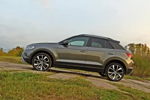Szary VW T-Roc na tle jesiennego krajobrazu. Poznaj jego wymiary i możliwości terenowe.